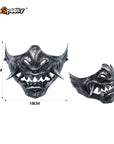 Máscara Media Cara “Oni” con Colmillos – Efecto Metal Envejecido (18 × 12,5 cm)
