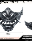 Máscara Media Cara “Oni” con Colmillos – Efecto Metal Envejecido (18 × 12,5 cm)